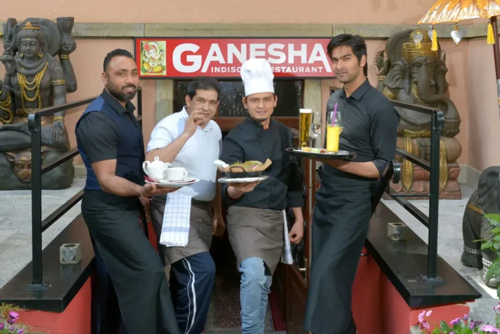 Unser Küchenchef beim Verarbeiten frischer Gewürze